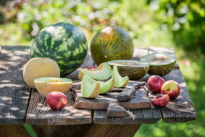 La guida completa alla frutta estiva: proprietà, benefici e idee in cucina